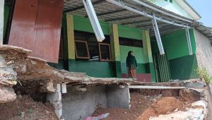 SDN Genteng Kota Sukabumi Tergerus Longsor