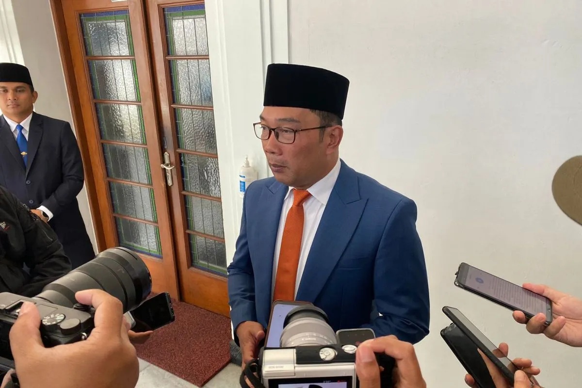 Gubernur Jawa Barat Ridwan Kamil memberikan keterangan terkait kebakaran TPA Sarimukti di Gedung Sate, Kota Bandung, Jumat (25/8/2023). (Pemprov Jawa Barat)