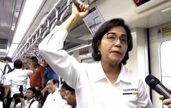 Menteri Keuangan Sri Mulyani Indrawati saat menyampaikan testimoni berkendara LRT Jabodebek yang diikuti dari YouTube Sekretariat Presiden di Jakarta, Senin (28/8/2023).