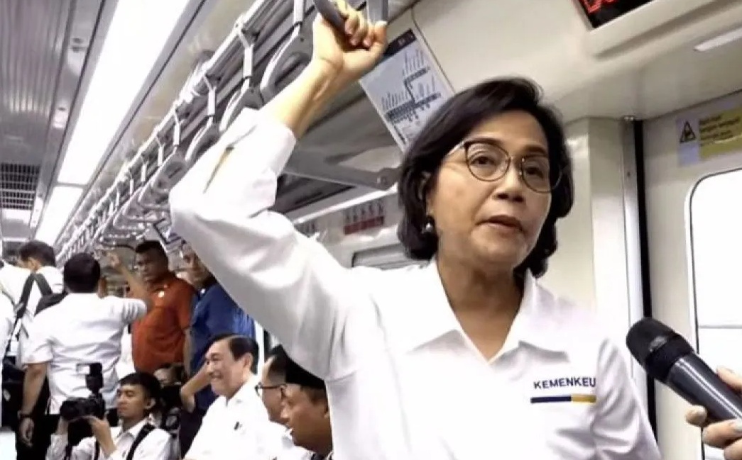 Menteri Keuangan Sri Mulyani Indrawati saat menyampaikan testimoni berkendara LRT Jabodebek yang diikuti dari YouTube Sekretariat Presiden di Jakarta, Senin (28/8/2023).