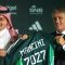 Presiden Federasi Sepak Bola Arab Saudi Yasser al-Misehal (kiri) dan pelatih baru timnas Arab Saudi Roberto Mancini (kanan) berpose untuk difoto pada konferensi pers dan penandatanganan kontrak kerja di Riyadh, Arab Saudi, Senin (28/8/2023). (AFP/FAYEZ NURELDINE).