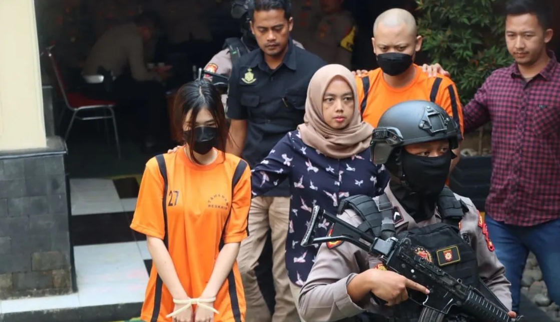 Personel Polres Sukabumi Kota saat menggiring dua Youtuber sebagai tersangka kasus promosi judi online. (Antara)