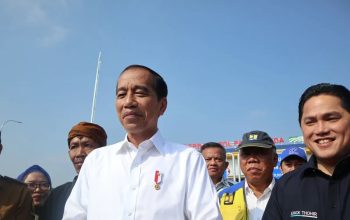 Presiden Joko Widodo berbicara kepada wartawan seusai meresmikan Jalan Tol Bogor-Ciawi-Sukabumi (Bocimi) Seksi II Cigombong - Cibadak sepanjang 11,90 kilometer di gerbang tol Parungkuda, Sukabumi, Jawa Barat pada Jumat (4/8/2023). 