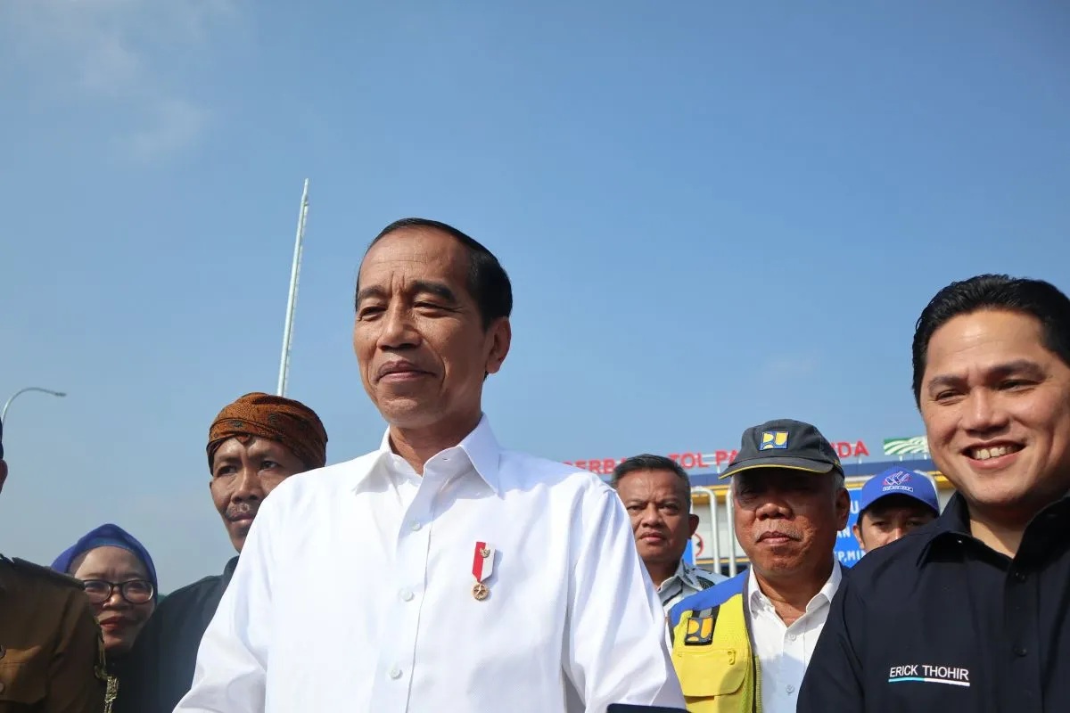 Presiden Joko Widodo berbicara kepada wartawan seusai meresmikan Jalan Tol Bogor-Ciawi-Sukabumi (Bocimi) Seksi II Cigombong - Cibadak sepanjang 11,90 kilometer di gerbang tol Parungkuda, Sukabumi, Jawa Barat pada Jumat (4/8/2023). 
