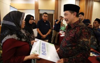 Pemerintah Provinsi Jawa Barat (Jabar) melalui Biro Kesejahteraan Masyarakat Sekretariat Provinsi Jabar memberikan perhatian khusus kepada ribuan guru ngaji yang tersebar di Jabar. (Humas Pemda Jabar)