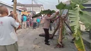 Warga Cicurug Sukabumi Blokade Jalan Kabupaten