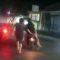 SUASANA : Warga saat mengevakuasi seorang pelajar AL (17) yang tewas bersimbah darah di ruas Jalan Raya Pelabuhan II, tepatnya di Kampung Jatimekar, Desa Sirnaresmi, Kecamatan Gunungguruh, Kabupaten Sukabumi pada Selasa (08/08) dini hari.