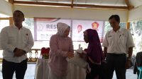 RESES : Anggota DPRD Provinsi Jawa Barat Fraksi Gerindra, Lina Ruslinawati  saat memberikan bantuan sembako kepada warga pada saat menggelar Reses III Tahun Sidang 2022 – 2023 di Desa Karawang Kecamatan/Kabupaten Sukabumi, Rabu (02/08/2023).