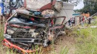 Kondisi truk bermuatan dus Air Mineral yang diduga menjadi sebab kecelakaan beruntun di Jalan Raya Perintis Kemerdekaan. Foto : Bayu Nurmuslim