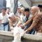 Lina Ruslinawati menyerahkan bantuan 10 ribu bibit ikan Nila