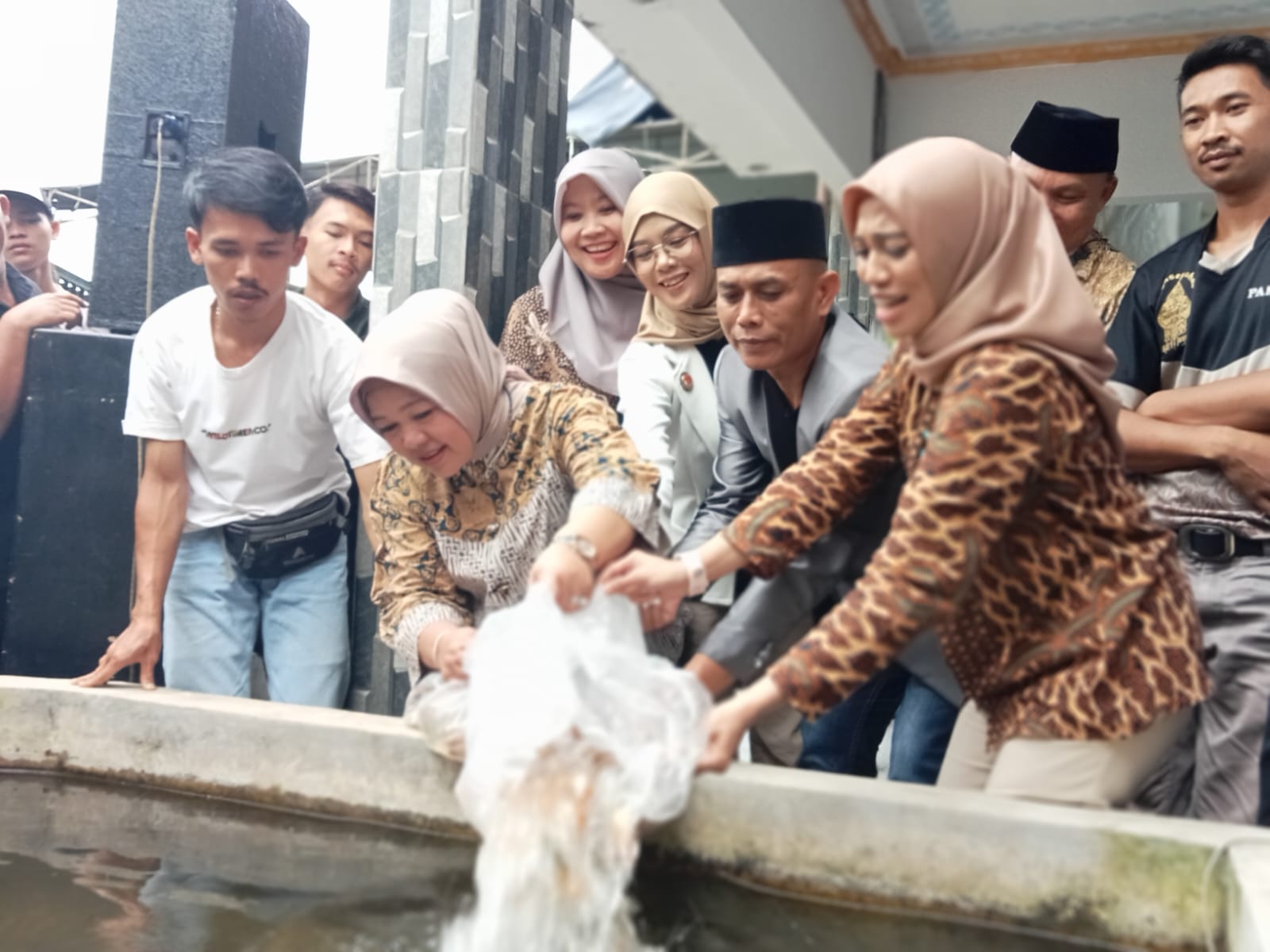 Lina Ruslinawati menyerahkan bantuan 10 ribu bibit ikan Nila