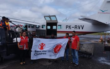 Save the Children bersama Yayasan Papua Mandiri menyalurkan perlengkapan penting untuk menghadapi cuaca dingin seperti selimut, jaket, dan baju – baju hangat