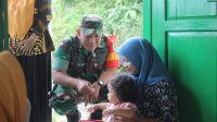 PENANGANAN STUNTING : Dandim 0622 Kabupaten Sukabumi Letkol Inf. Anjar Ari Wibowo saat menyambangi anak stunting