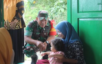 PENANGANAN STUNTING : Dandim 0622 Kabupaten Sukabumi Letkol Inf. Anjar Ari Wibowo saat menyambangi anak stunting