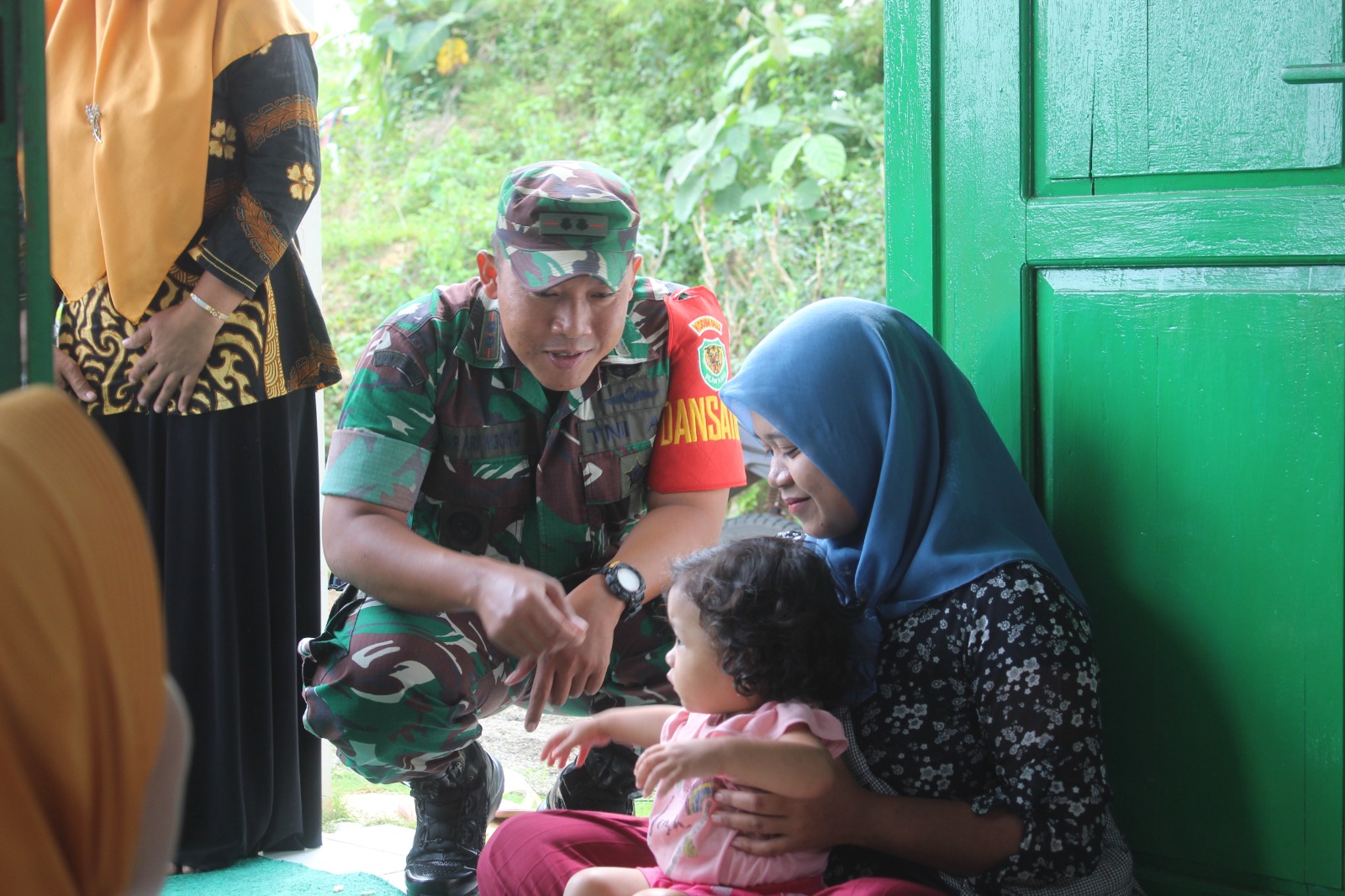 PENANGANAN STUNTING : Dandim 0622 Kabupaten Sukabumi Letkol Inf. Anjar Ari Wibowo saat menyambangi anak stunting