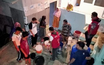 Relawan PMI Kabupaten Sukabumi menyalurkan air bersih di Kampung Cikukulu, Desa Cisande, Kecamatan Cicantayan, Kabupaten Sukabumi, Jabar. (DOK : PMI Kab Sukabumi)
