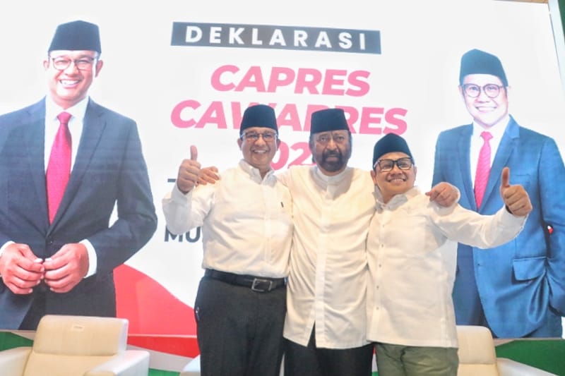 Pasangan Amin: Ketua DPP Partai Nasdem Surya Paloh (tengah) merangkul Capres Anies Baswedan dan cawapres Muhaimin Iskandar di Hotel Majapahit, Sabtu 2 September 2023-Boy Slamet/Harian Disway-