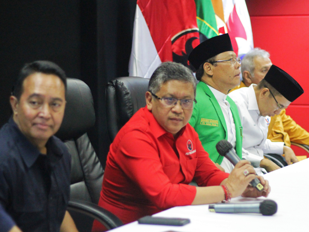 Partai politik (parpol) pendukung Ganjar Pranowo di Pilpres 2024 menggelar rapat Tim Pemenangan Nasional (TPN) di Gedung High End, Kebon Sirih, Jakarta Pusat