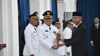 PELANTIKAN: Penjabat Gubernur Jawa Barat, Bey Machmudin secara resmi melantik Pj Wali Kota Sukabumi Kusmana Hartadji yang digelar di Gedung Sate, Kota Bandung, Rabu (20/9).