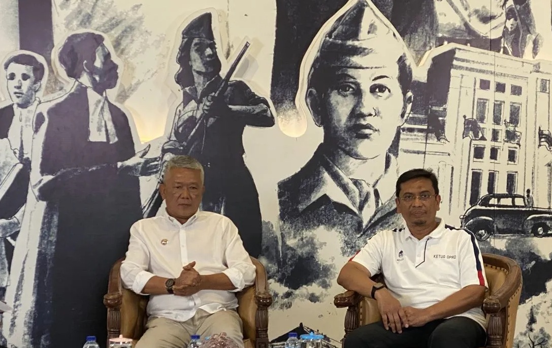 Penjabat (Pj.) Wali Kota Bandung, Bambang Tirtoyuliono (kiri) bersama Ketua DPRD Kota Bandung, Tedy Rusmawan (kanan) saat menjadi narasumber Bandung Menjawab di Museum Kota Bandung, Jawa Barat (27/9/2023). (Rubby Jovan)