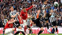 Aksi pemain Manchester United Casemiro saat mencetak gol ke gawang Newcastle United pada final Piala Liga Inggris di Wembley Stadium, London, Inggris, Minggu (27/2/2023). MU juara Carabao Cup usai mengalahkan Newcastle 2-0. (REUTERS/Hannah Mckay /rwa)