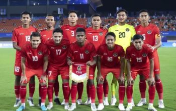 Pesepak bola Timnas U-24 Indonesia berpose sebelum melawan Kirgistan dalam pertandingan kualifikasi Grup F Asian Games 2022 di Zhejiang Normal University East Stadium, Hangzhou, China, Selasa (19/9/2023). (ANTARA FOTO/NOC Indonesia)