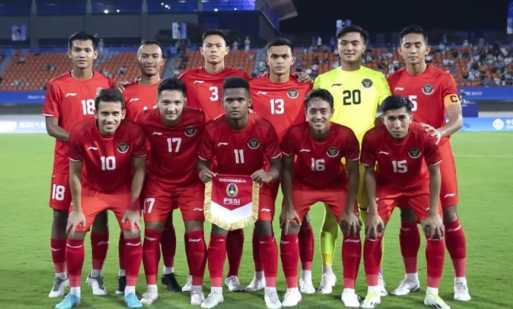 Pesepak bola Timnas U-24 Indonesia berpose sebelum melawan Kirgistan dalam pertandingan kualifikasi Grup F Asian Games 2022 di Zhejiang Normal University East Stadium, Hangzhou, China, Selasa (19/9/2023). (ANTARA FOTO/NOC Indonesia)
