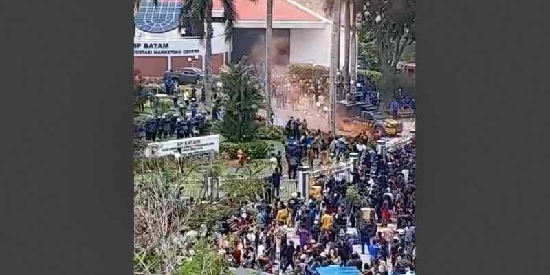 Kericuhan pecah saat aksi unjuk rasa warga menolak proyek strategis nasional (PSN) kawasan Pulau Rempang digelar di depan Kantor Badan Pengusahaan (BP) Batam, Kota Batam, Kepulauan Riau/Net
