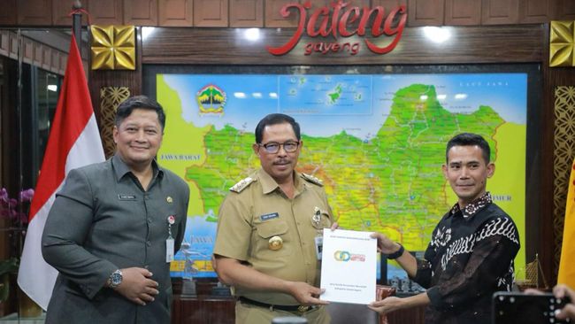 Pj Gubernur Jateng Nana Sudjana bersama Budi Trisno Aji (kanan).-ist-