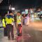 OLAH TKP : Petugas Unit Laka Lantas Polres Sukabumi, saat olah TKP laka lantas di ruas Jalan Raya Sukabumi - Bogor, tepatnya di Kampung Cikukulu, RT 18 /RW 05, Desa Cisande, Kecamatan Cicantayan, Kabupaten Sukabumi pada Minggu (03/08) malam.