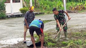 Wujud Kepedulian Satgas Pamtas Yonif 310/KK Sukabumi Bersih-bersih Lingkungan Sekolah Perbatasan Papua