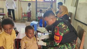 Peduli Kesehatan Anak, Satgas Yonif 310/KK Sukabumi Lakukan Imunisasi di Perbatasan Papua