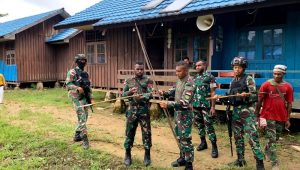 Satgas Yonif 310 Sukabumi Belajar Alat Tradisional Daerah Papua