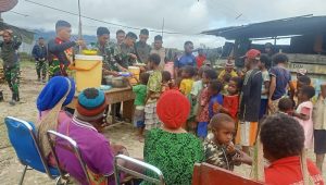 Satgas Yonif 310/KK Sukabumi Bagikan Makanan Gratis Untuk Warga Pedalaman di Perbatas Papua