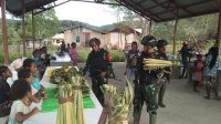 Tingkatkan Perekonomi, Satgas Yonif 310/KK Sukabumi Borong Hasil Kebun Warga di Perbatasan Papua