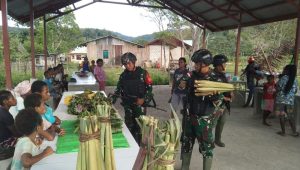 Tingkatkan Perekonomi, Satgas Yonif 310/KK Sukabumi Borong Hasil Kebun Warga di Perbatasan Papua