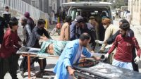 Para korban saat dievakuasi oleh ambulans di distrik Mastung, Provinsi Balochistan, Pakistan, setelah sebuah bom meledak pada Jumat, 29 September 2023/Net