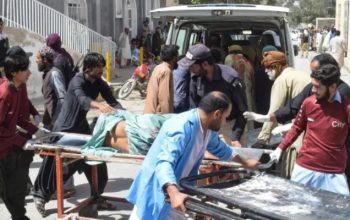 Para korban saat dievakuasi oleh ambulans di distrik Mastung, Provinsi Balochistan, Pakistan, setelah sebuah bom meledak pada Jumat, 29 September 2023/Net