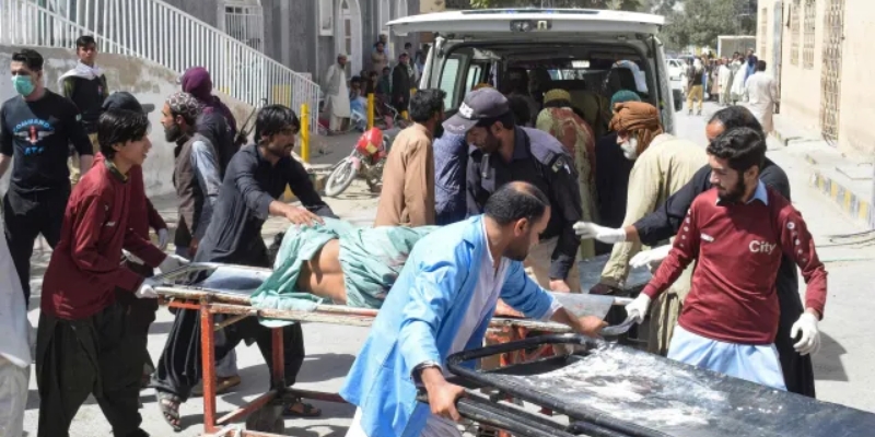 Para korban saat dievakuasi oleh ambulans di distrik Mastung, Provinsi Balochistan, Pakistan, setelah sebuah bom meledak pada Jumat, 29 September 2023/Net
