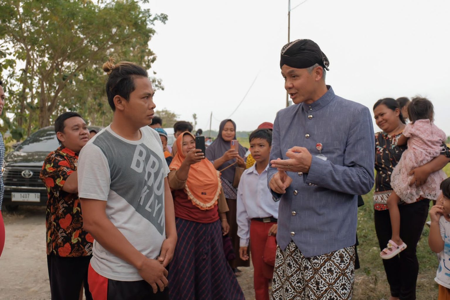 GERAK CEPAT: Ganjar Pranowo melakukan pengecekan langsung ke lapangan setelah mendapat laporan masyarakat melalui LaporGub! (Foto: Humas Pemprov Jateng)