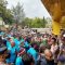 AKSI DAMAI : Ratusan perwakilan masyarakat karang tengah Cibadak saat aksi damai di halaman gedung DPMD kabupaten Sukabumi. (FOTO : NANDI/ RADARSUKABUMI)