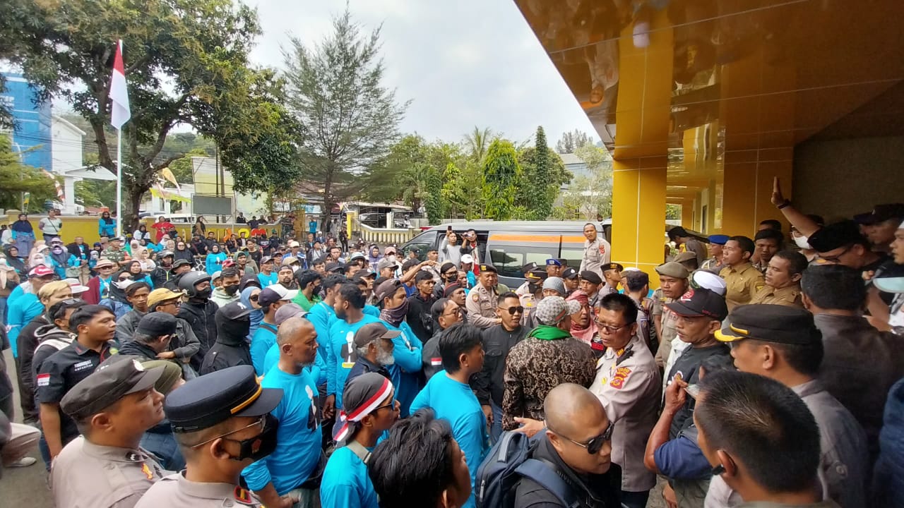 AKSI DAMAI : Ratusan perwakilan masyarakat karang tengah Cibadak saat aksi damai di halaman gedung DPMD kabupaten Sukabumi. (FOTO : NANDI/ RADARSUKABUMI)