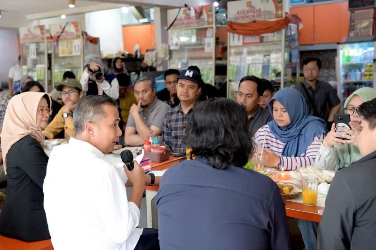 Penjabat Gubernur Jawa Barat Bey Triadi Machmudin memberikan keterangan di sela makan siang bersama para wartawan di Gedung Sate, Bandung, Senin (25/9/2023). (Pemprov Jawa Barat)