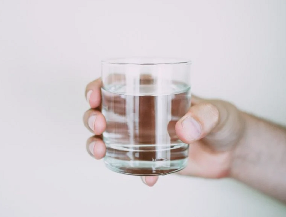 Manfaat Minum Air Putih Saat Bangun Tidur-Lisa Fotios-PEXELS
