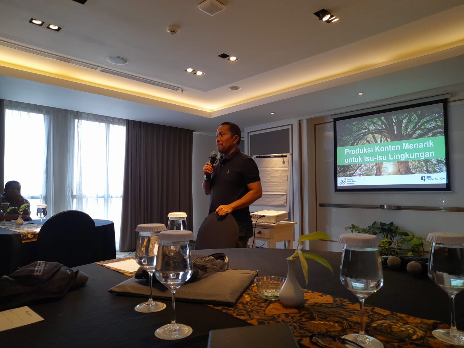 Ketua Umum AMSI Periode 2020-2023, Wenseslaus Manggut saat membuka training ini menuturkan bahwa isu lingkungan merupakan problem yang sangat penting untuk diketahui masyarakat