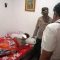 PEMULIHAN : Salah satu korban kasus kekerasan pada saat dijenguk pihak kepolisian. Saat ini korban kekerasan dalam proses pemulihan. 