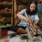 RAMAH LINGKUNGAN: Kristanti Nareswari, pemilik usaha Setyo Handmade dari Boyolali, menunjukkan produk daur ulang limbah kertasnya. (Foto: Humas Pemprov Jateng)