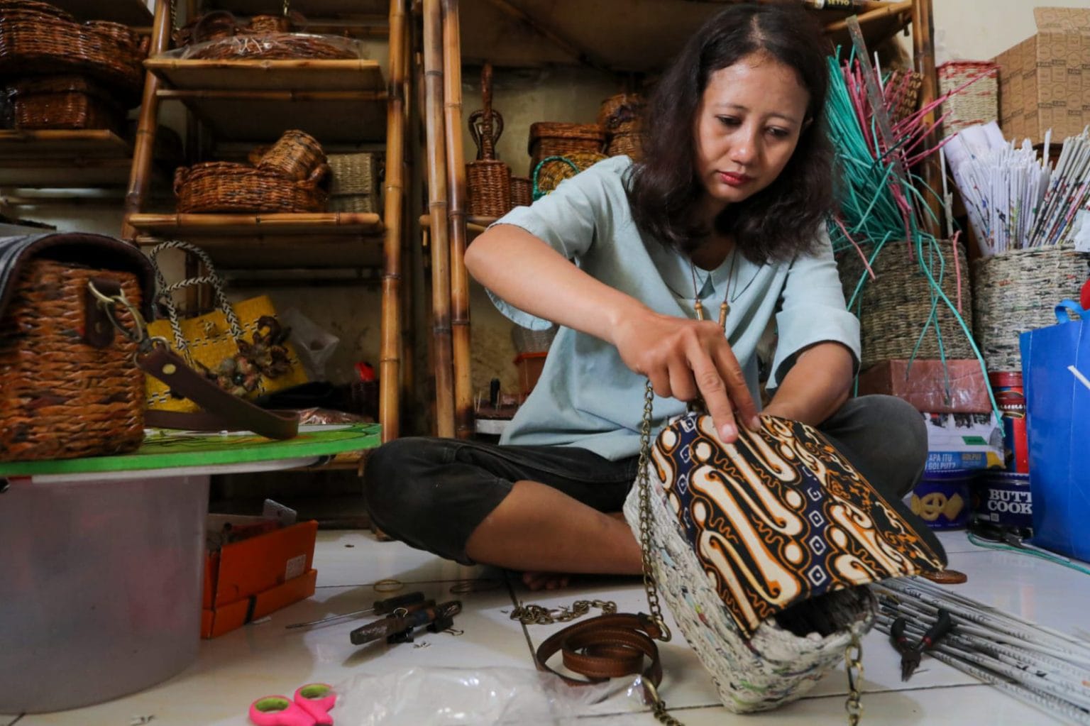 RAMAH LINGKUNGAN: Kristanti Nareswari, pemilik usaha Setyo Handmade dari Boyolali, menunjukkan produk daur ulang limbah kertasnya. (Foto: Humas Pemprov Jateng)
