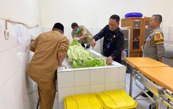 DIEVAKUASI: Petugas gabungan saat mengevakuasi jasad Ketua BPD Desa Karangtengah, Kecamatan Cibadak ke RSUD Sekarwangi, Cibadak pada Senin (25/09) siang.(Foto : ist)