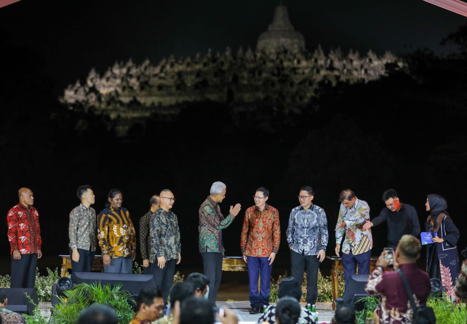 BERI APRESIASI: Ganjar Pranowo bersama para pengusaha dalam ajang Investor Dinner, Central Java Investment Business Forum (CJIBF) 2023 di Taman Lumbini, kompleks Candi Borobudur, Magelang, Senin (21/8). (Foto: Humas Pemprov Jateng)